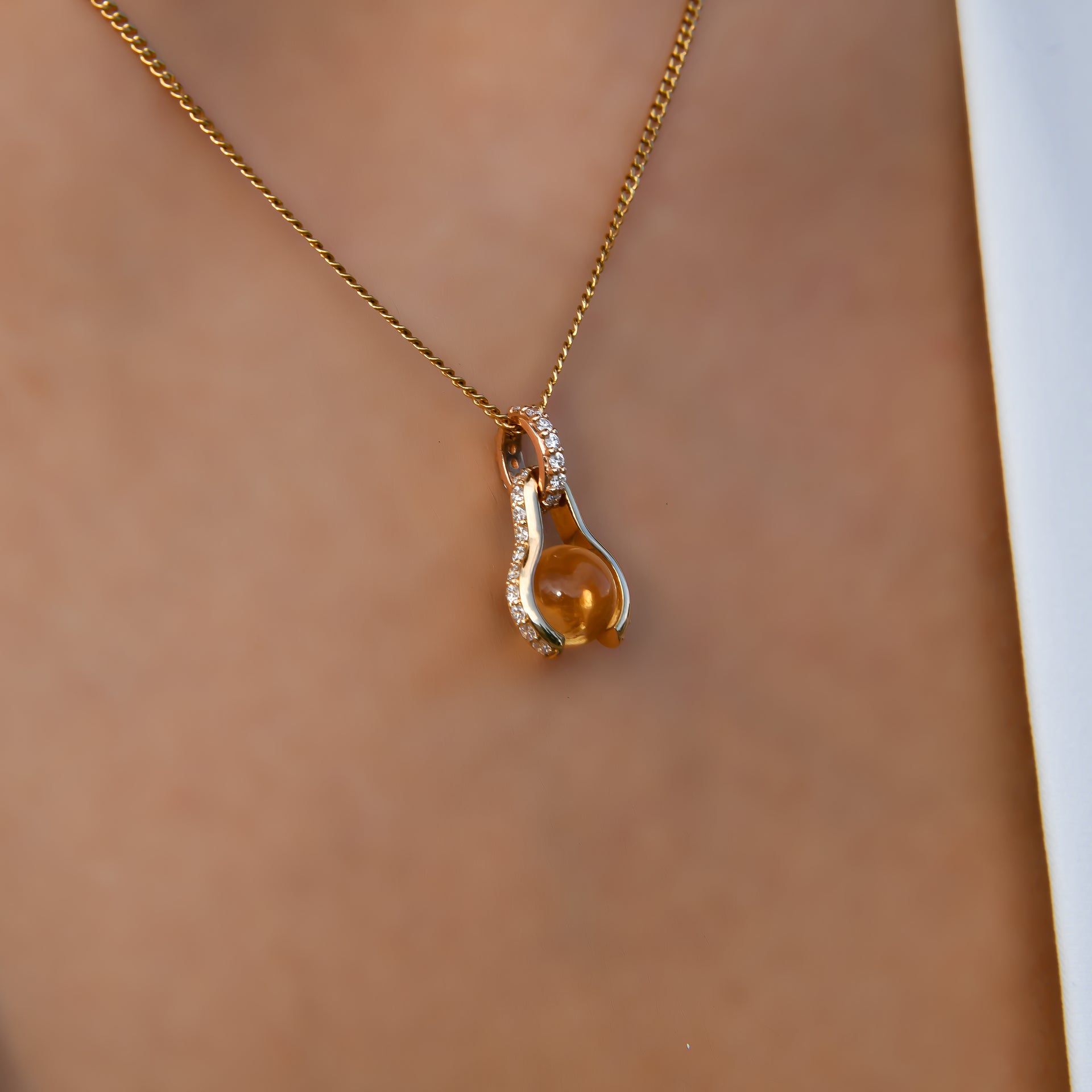 Pendant Earth is Round, yellow gold 18k, diamonds and citrine, with 5 additional fine stones, without chain
